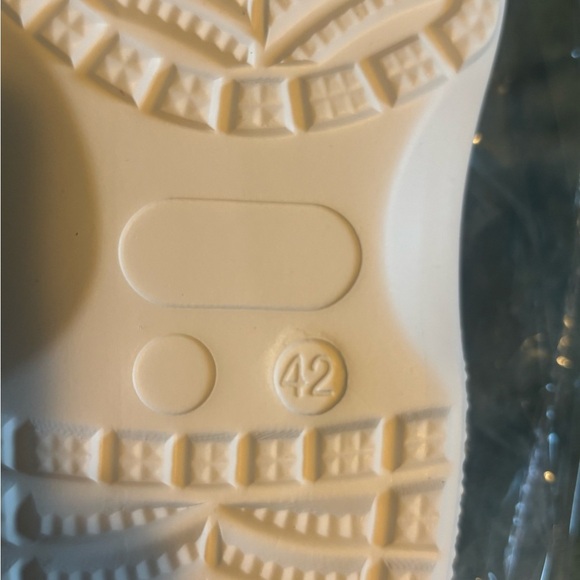 UK croc like shoes. Size 42. Kentucky Blue and White. - Picture 4 of 6